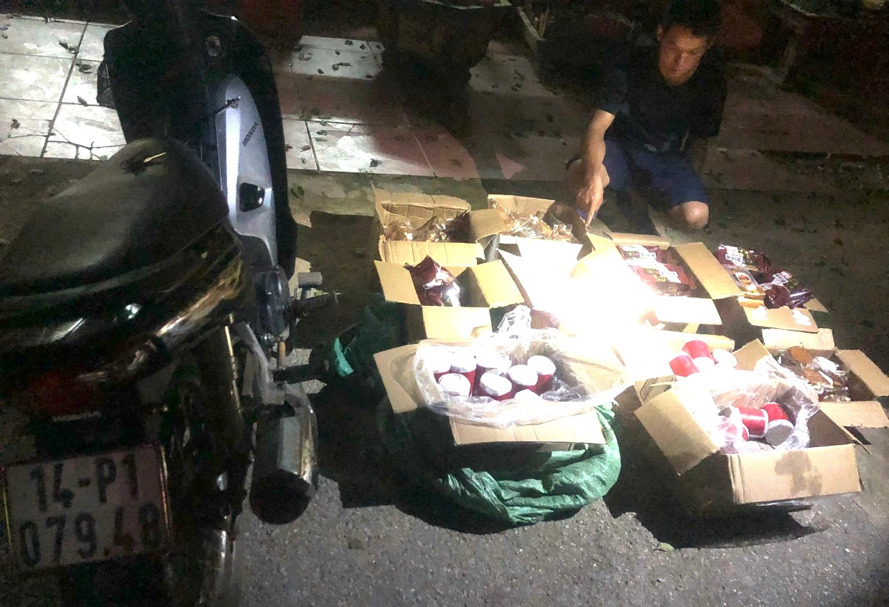 Đồn biên phòng Cửa khẩu Hoành Mô bắt đối tượng chở bánh Trung thu không có giấy tờ hợp pháp